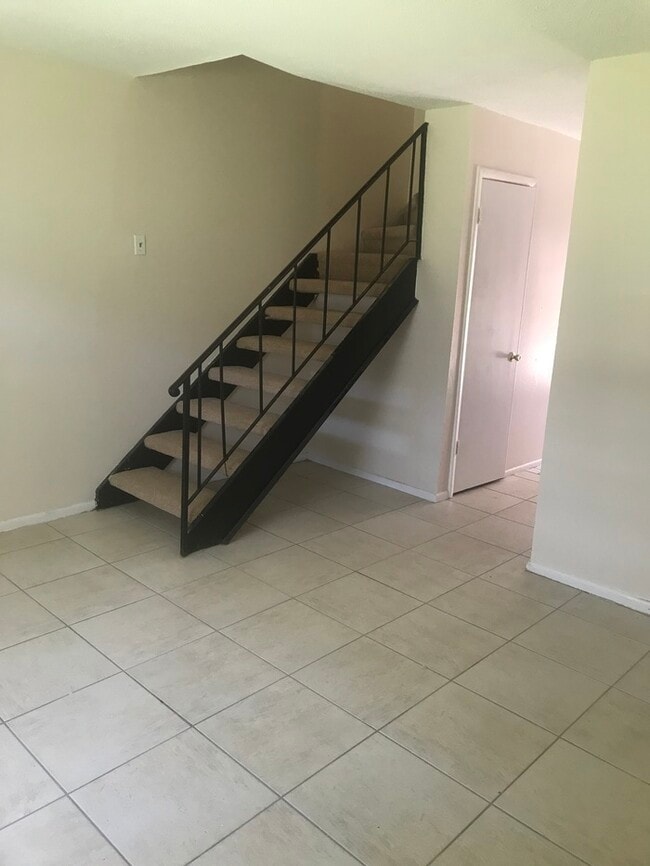 Building Photo - Beautiful 2/1.5 Townhouse
