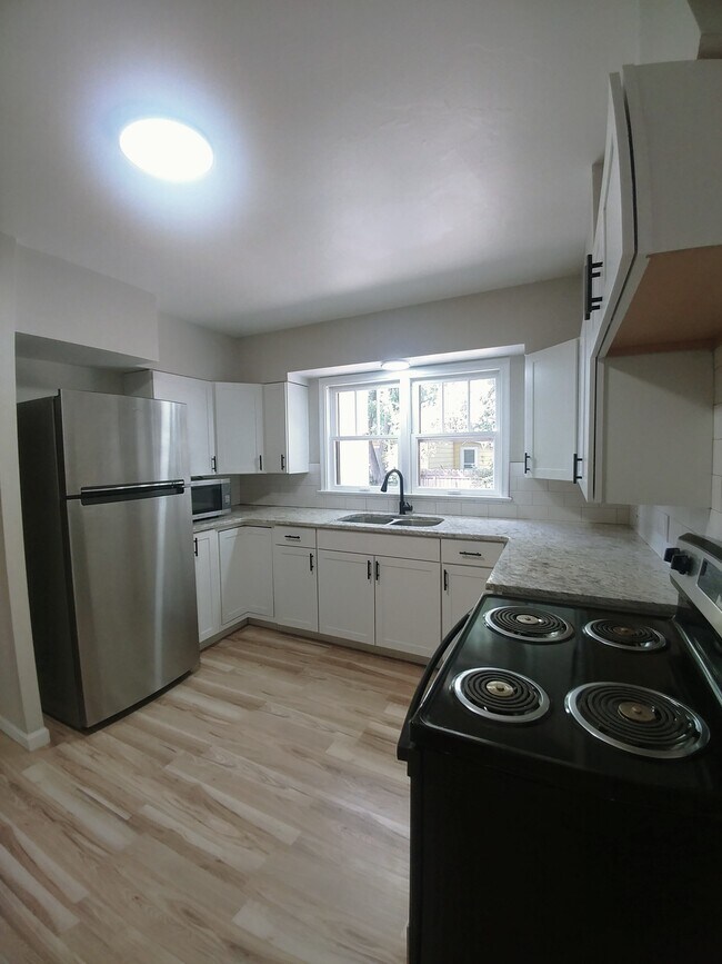 Kitchen - 274 S Lee Ave