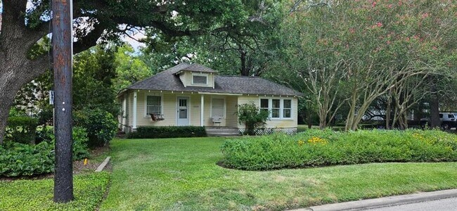 Building Photo - 4528 Magnolia St