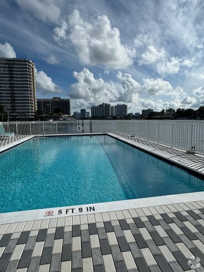 Building Photo - 1913 S Ocean Dr