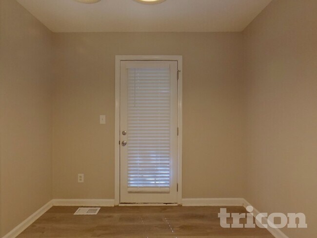 Foto del edificio - 210 Legend Dr