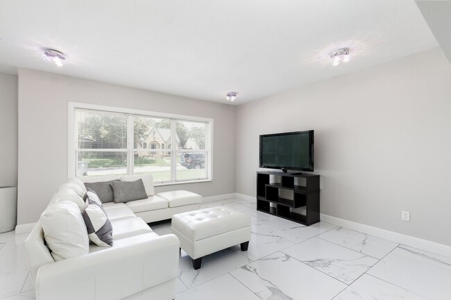 Building Photo - LOWER-GREENVILLE DALLAS, TX BEAUTIFUL HOME