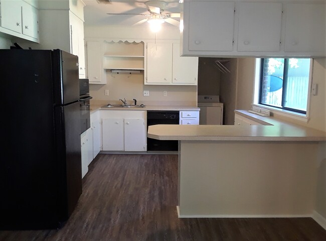 Building Photo - 707 Monterrey Ln