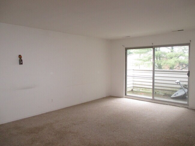 Building Photo - Spacious 2 BR/2 BA Condo in Montgomery Vil...