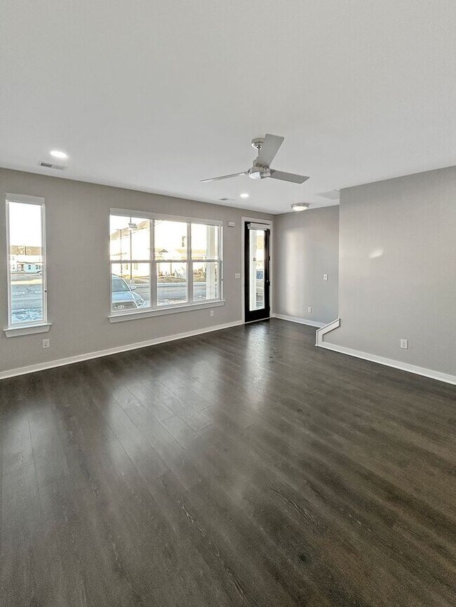 Building Photo - Modern 3-Bedrooms Townhome with Natural Li...