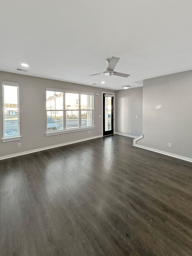Foto del edificio - Modern 3-Bedrooms Townhome with Natural Li...