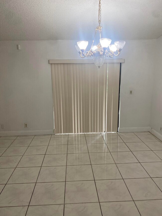 Building Photo - 663 White Water Dr