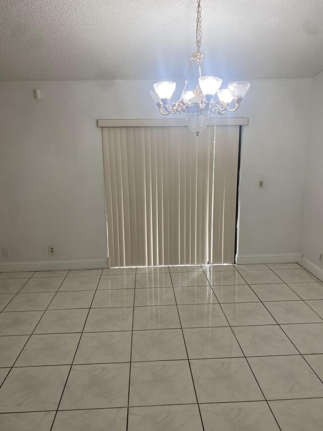 Foto del edificio - 663 White Water Dr