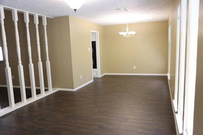 Foto del edificio - 2215 Silver Falls Dr