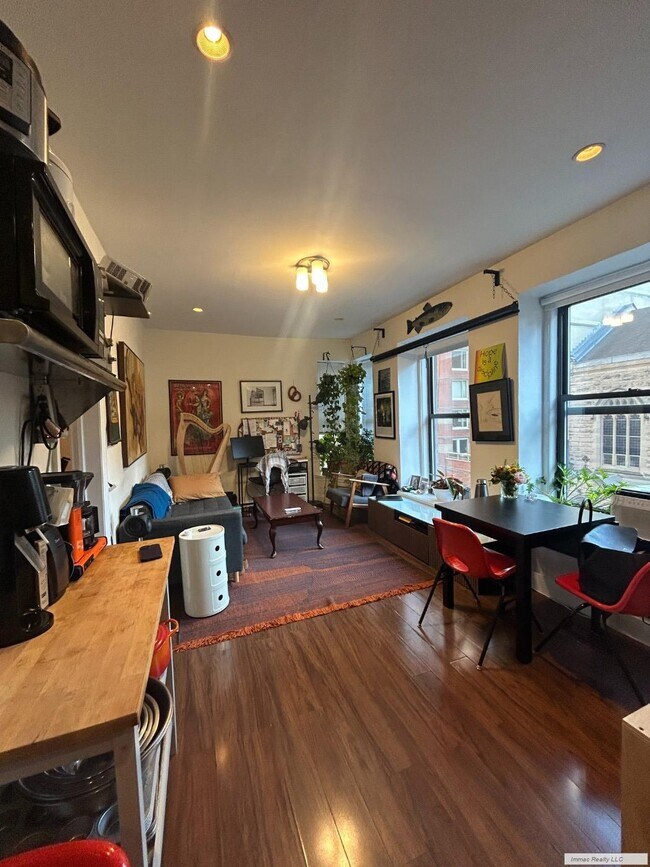 Building Photo - Super Sunny 1 BD, Panoramic Windows, Gut Renovated Granite Kitchen & Fabulous UWS Location!