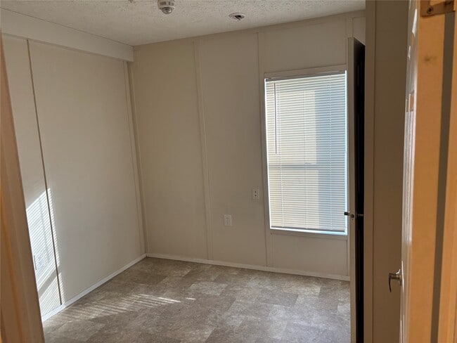 Building Photo - 608 Clear Lake Rd