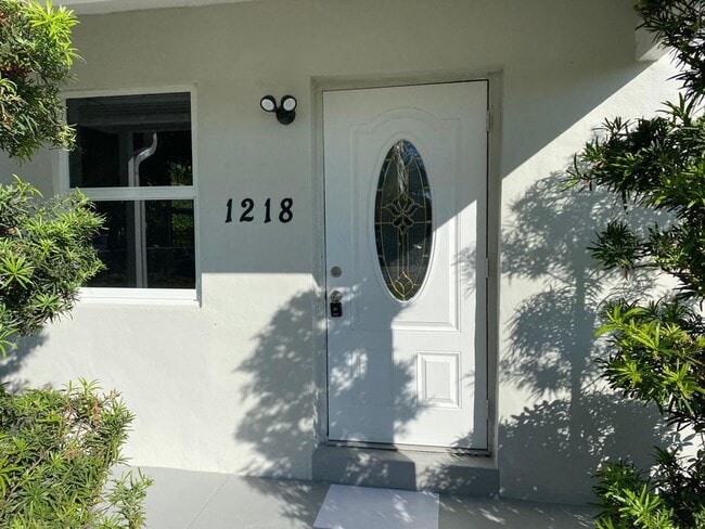 Building Photo - 1218 S B St