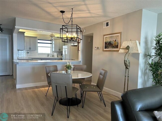 Building Photo - 1051 Hillsboro Mile
