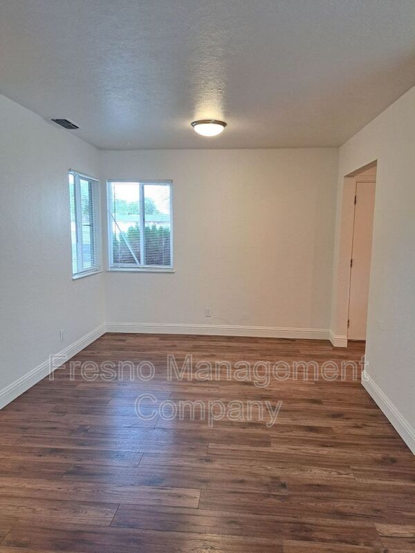 Building Photo - 4280 N Millbrook Ave