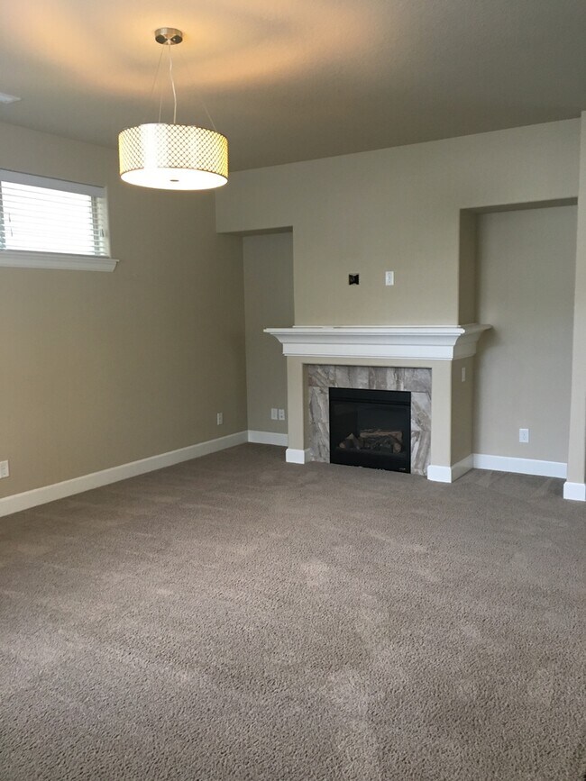 Building Photo - 3 bedroom 2.5 bath Legend Built home in Villabois