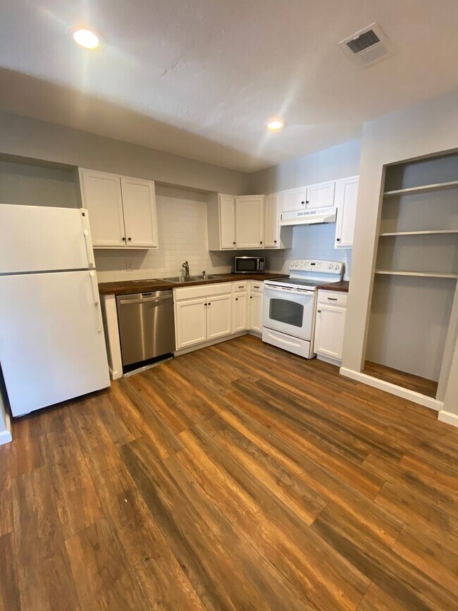 Building Photo - Renovated 2 BR, 2 BA Apartment, Easy Acces...
