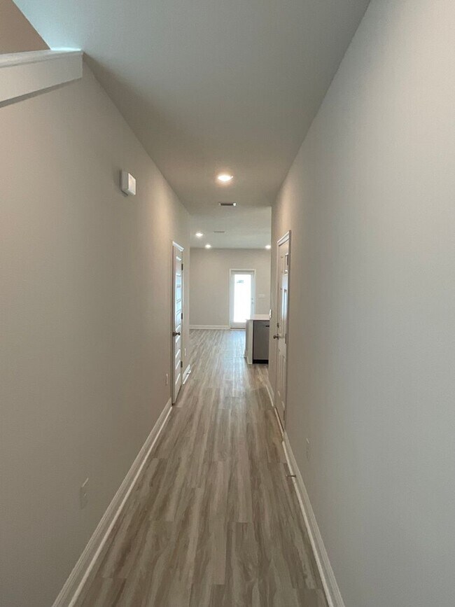 Foto del edificio - Spacious 3-Bedroom Townhouse