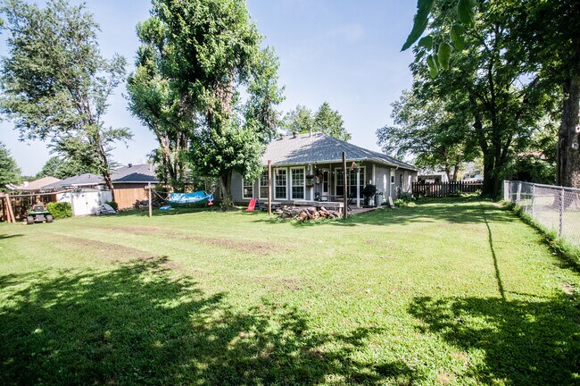 Large fenced in back yard, Hammock Stand, Fire pit, Shed - 710 Del Cir