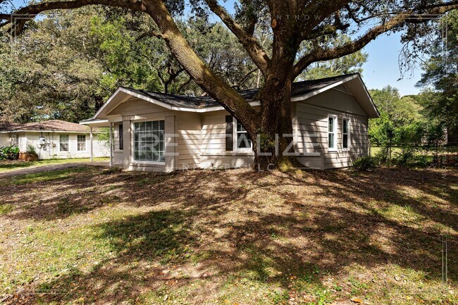 Foto del edificio - Cozy, Updated 3-Bedroom Home with a Shady Yard!