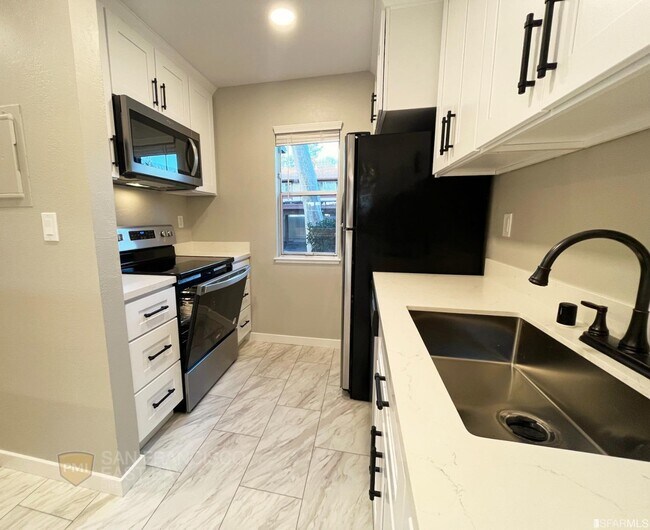 Building Photo - 1502 Parkwood Pl