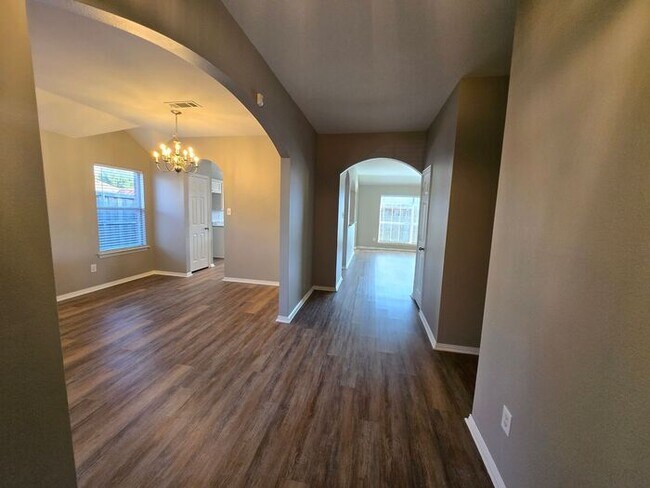 Building Photo - 710 Meadow Springs Dr