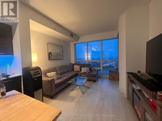 Photo du bâtiment - 2220 Lake Shore Blvd W