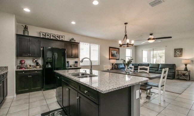 Foto del edificio - Popular 4 bedroom Model available June 1st!