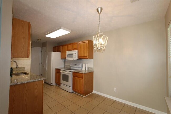 Building Photo - 2360 Lexington Ln