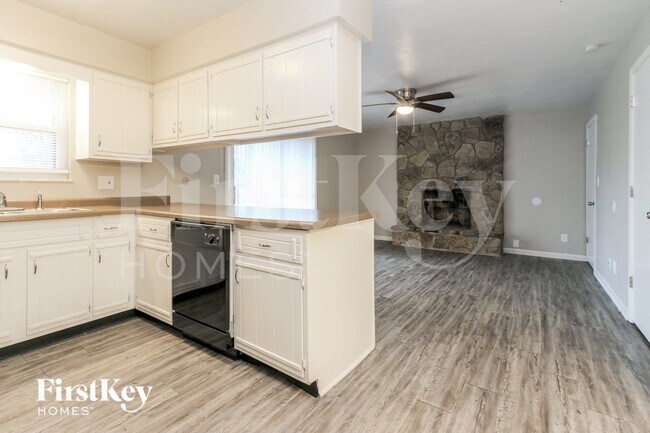 Foto del edificio - 324 Hopkins Rd