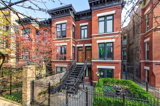 Front entrance - 915 W Webster Ave