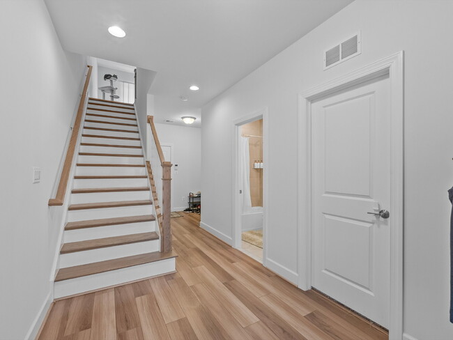 Foto del edificio - Stylish & Spacious Townhome in Ashburn’s S...