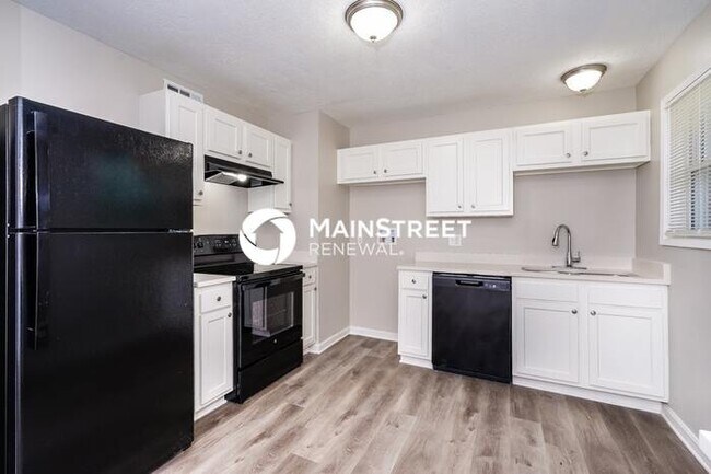 Building Photo - 3 Bedroom Pet-Friendly Home in Louisville, KY with Main Street Renewal
