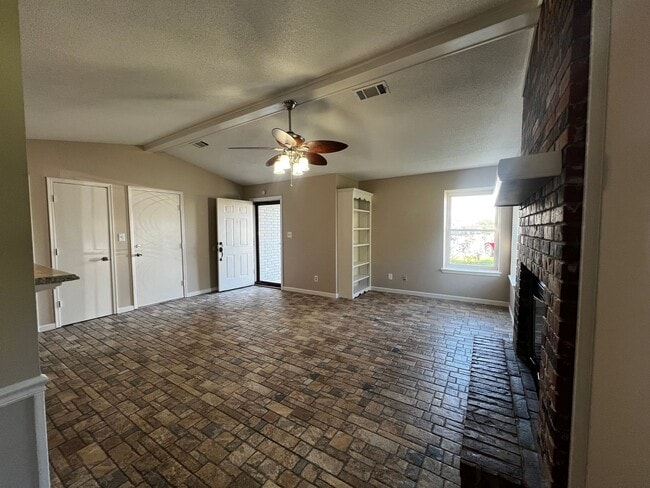Building Photo - 3 Bedroom 2 Bathroom House
