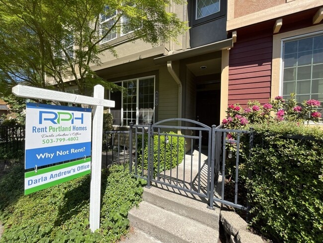 Building Photo - Corner 2 Bed 2.5 Bath Townhome - Garage and Washer/Dryer + Convenient to Nike, Intel and More!