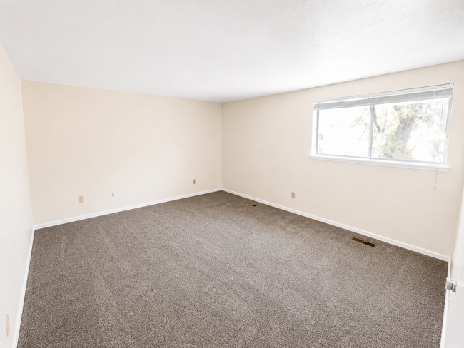 Building Photo - Cute apartment in Provo.
