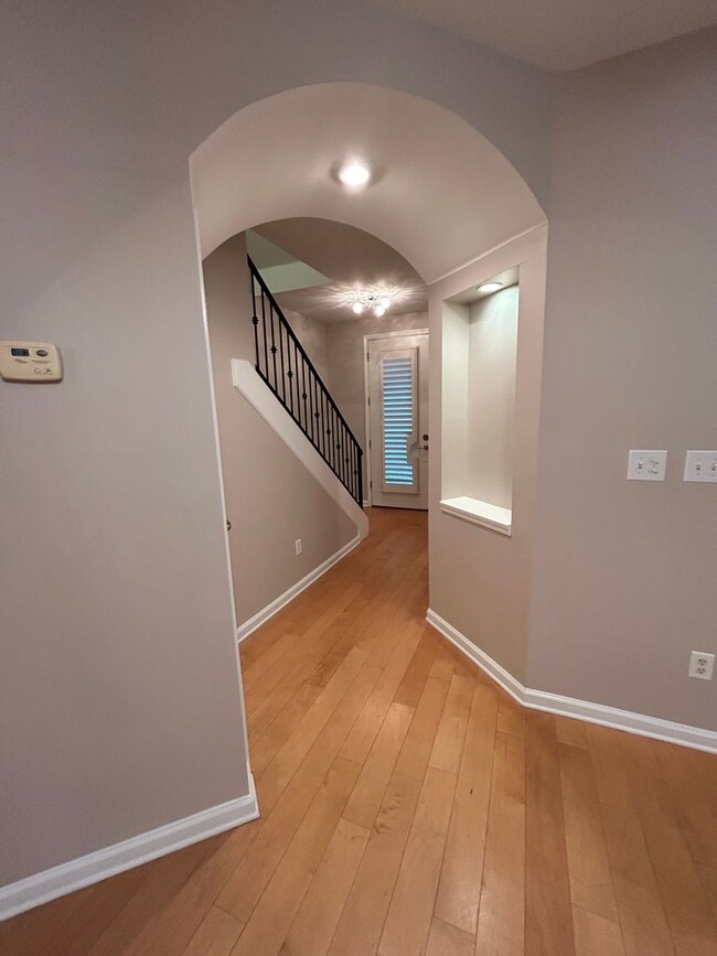 Foto del edificio - Large 3 bd 2.5 bath with all new paint! Fe...