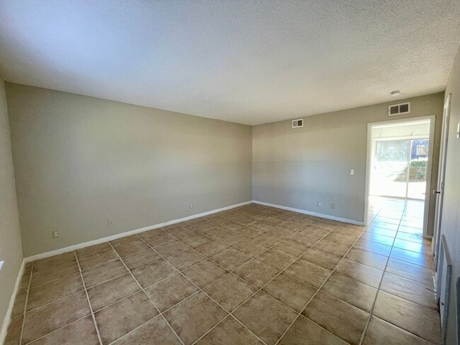 Building Photo - 1704 Devonwood Dr