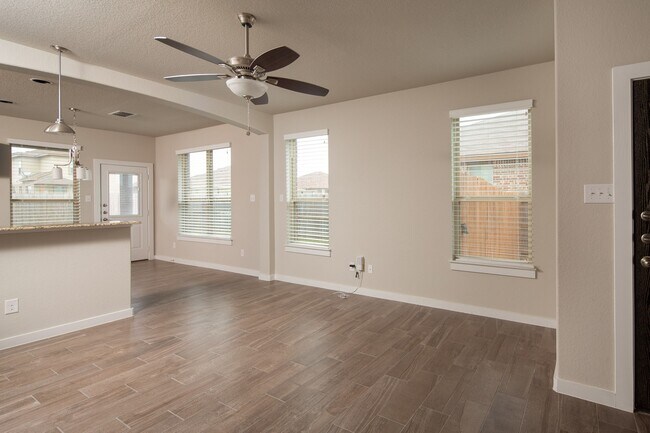 Building Photo - Beautiful 3 bedroom Luxury Duplex, New Bra...