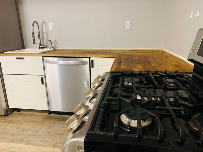 Building Photo - Legal Basement Apartment for rent!