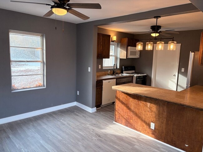 Building Photo - Cozy 2-Bedroom Home In a Peaceful Neighborhood!