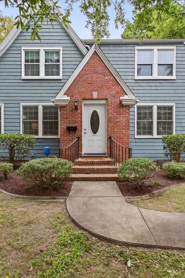 Building Photo - Colonial Place