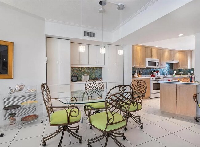 Dining Area - 4825 Gulf of Mexico Dr