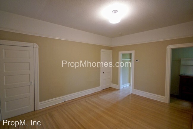 Building Photo - 2835 SE Yamhill St