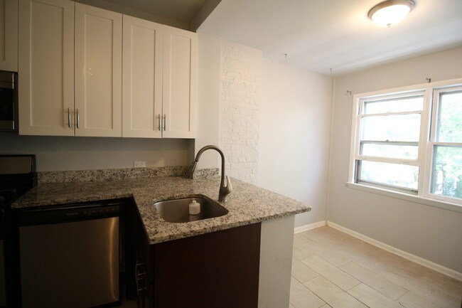 Building Photo - 3217 W Balmoral Ave