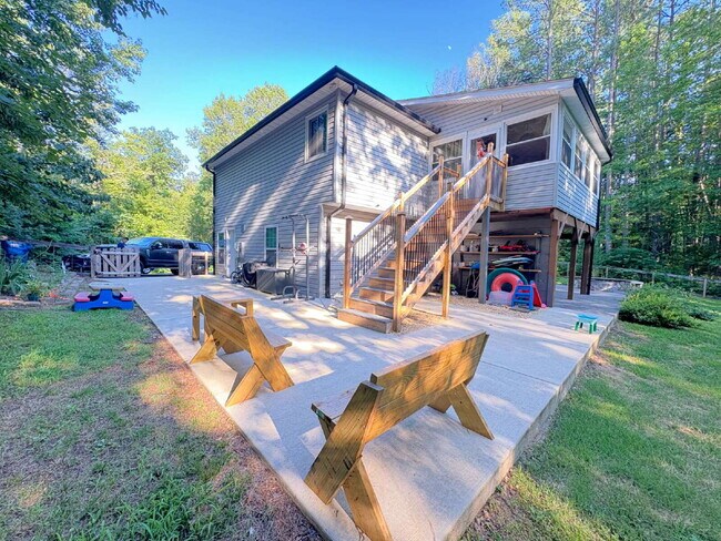 Foto del edificio - Spacious Multi-Generational Home on 3 Acre...