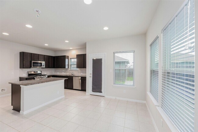 Building Photo - 303 Charter Oak Dr