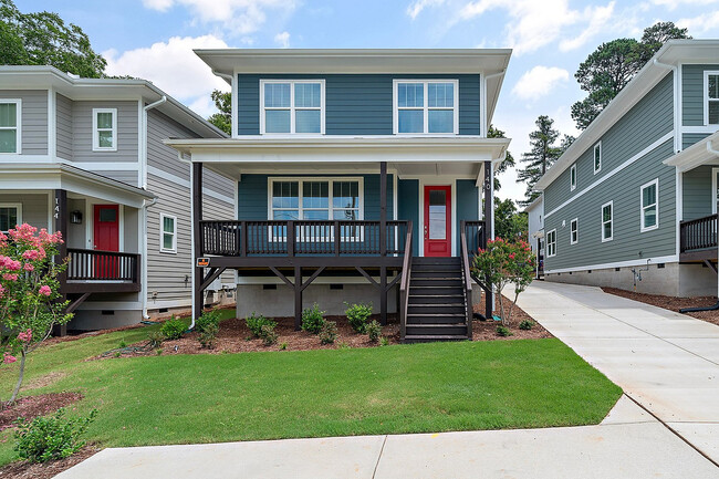 Redfield Villages - Apartamentos cerca de NC State 140 - Paisajismo exterior con césped delantero Faircloth - Redfield Villages
