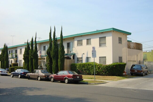 Foto del edificio - 7911 Blackburn Ave