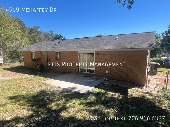 Foto del edificio - Beautifully remodeled brick ranch with a c...