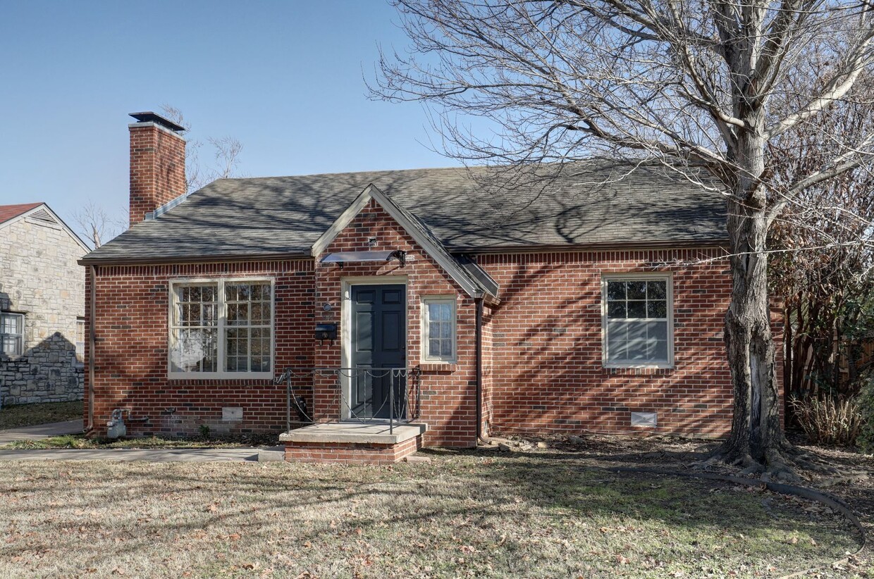 Foto principal - FOR LEASE | Tulsa | 2 Bed, 1 Bath Home - $...